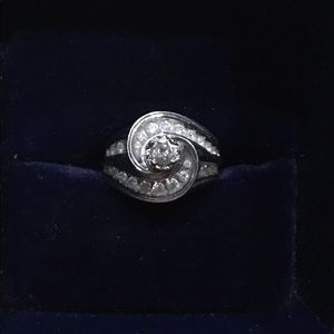 10k white gold diamond wedding/engagement ring